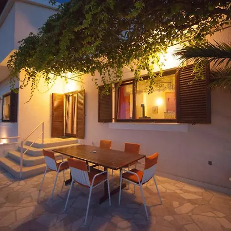 Kate Apartman Vis